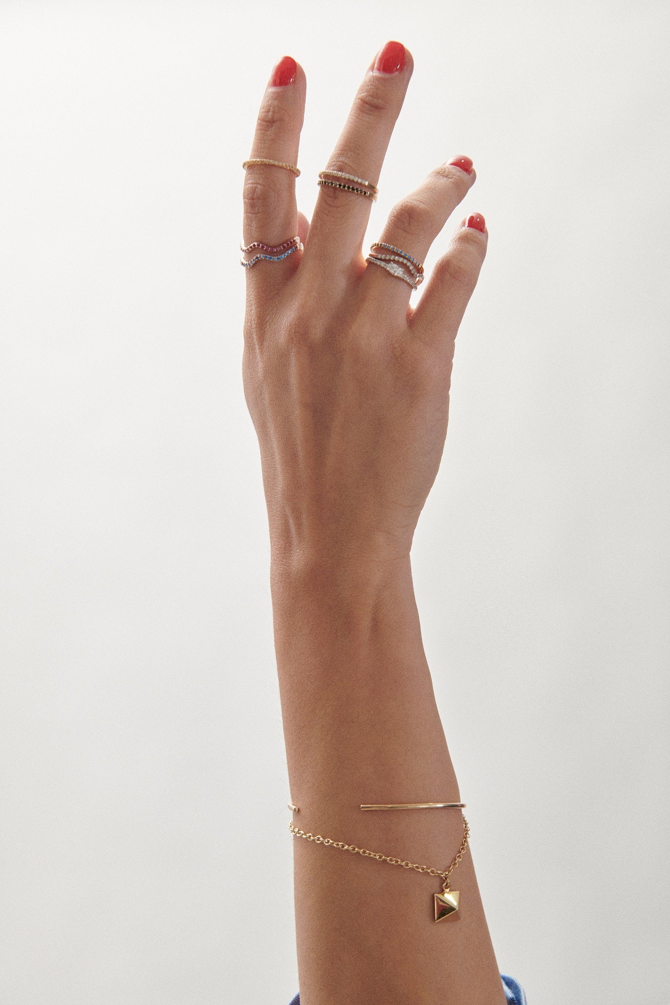 Anillo Curvo Dorado Zirconia Blanca