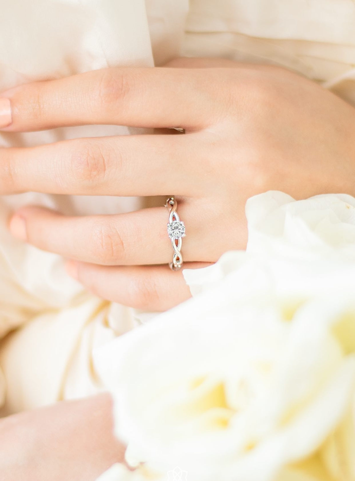 Anillo entrelazado Solitario