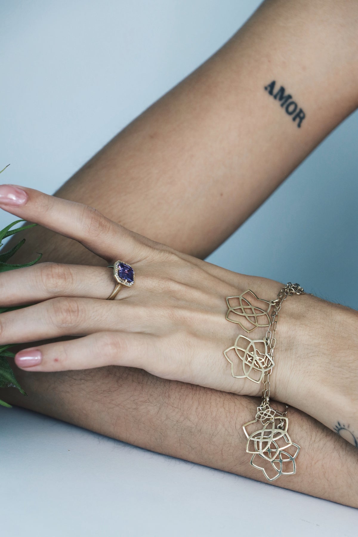 Pulsera Dorada Logos